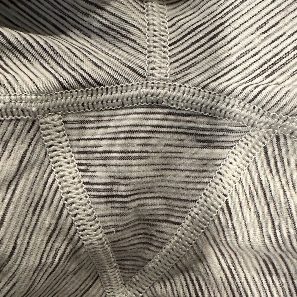 Lululemon train times crop wee are from space ice grey alpine white size 4 - Picture 6 of 6